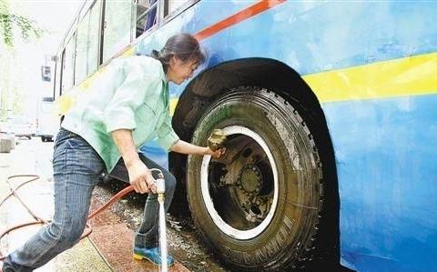 雨刮器弄不干净咋办呢？洗车工：用这个方法