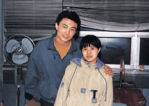 这对夫妻都是央视主持, 妻子52岁仍是童颜, 两人最萌身高差超甜