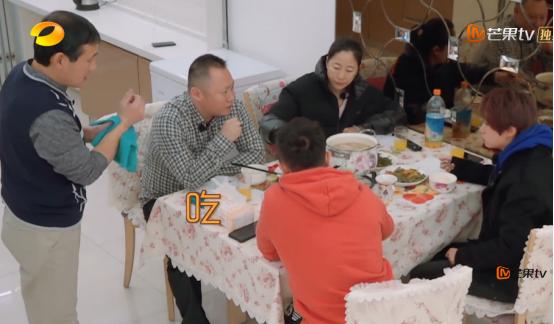 《我家那闺女》郭跃爸爸提前回家参与女儿聚会，网友：没眼力！