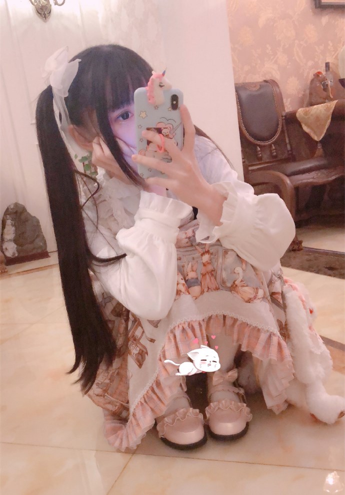 蔡萝莉新自拍:一身长裙捂得严严实实 ,一秒入冬的感觉