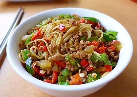 美食推荐:肉末凉拌面,川味红油肚丝,虾仁炒秋葵的做法