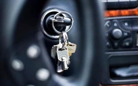 汽车电瓶没电了咋办？别慌！这几招一看就懂，你都知道几个？