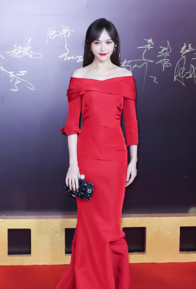 华表奖现场有多冷?杨幂穿吊带,唐嫣抹肩,她俩