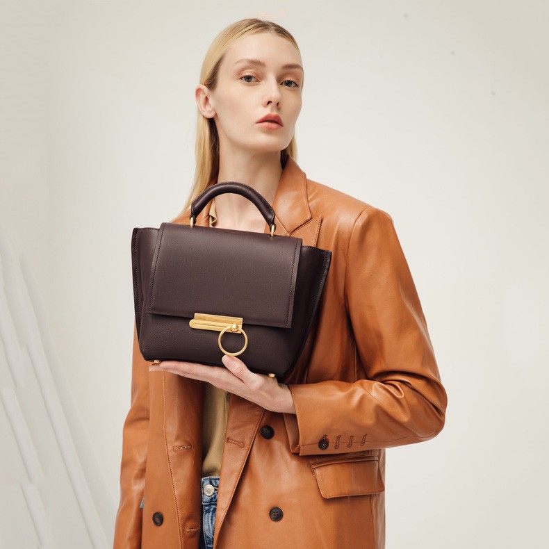 女人过了40岁,这3种包包出门要少背,不然再贵