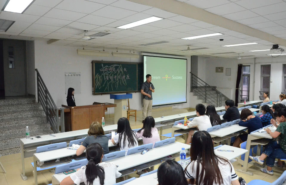 女孩子真不建议学的八个专业,收入太低前景也