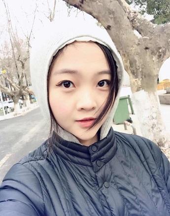 林妙可与小学生合影暴露真实身高,粉丝气不过