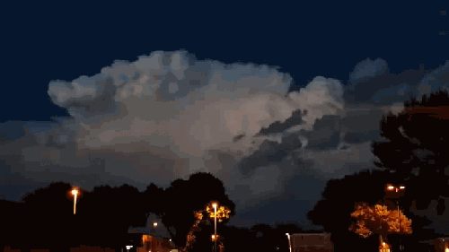 暴雨天有类罕见的球状闪电,至少五种颜色,竟能通过烟囱钻进屋里