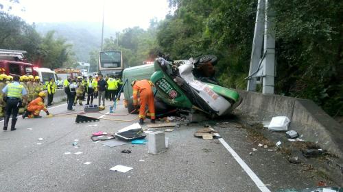 香港一辆专线小巴14日早上约8点半,在城门隧道公路往沙田方向翻侧,16人受伤1人死亡。图片来源:香港电台网站/黄亿文 摄
