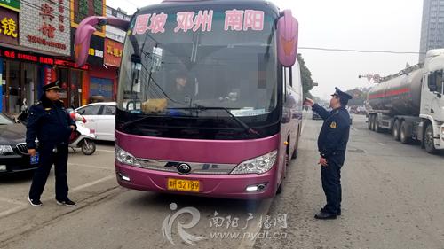 邓州至南阳客运班车违规营运 市交通运输执法局对该线路进行检查