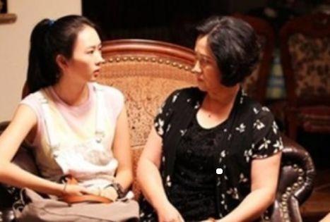 女儿出差一个月,女婿晚上总不回家,偷偷跟踪,俺甩自己一巴掌