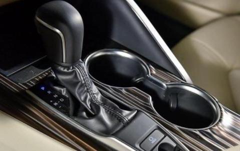 腰线从双眉一直延续到尾灯部分，让侧面的整体性变得更强