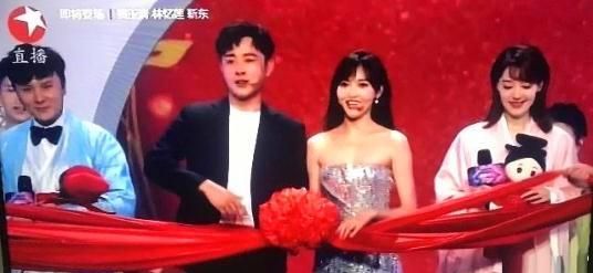 唐嫣罗晋元旦晚会秀恩爱,同台连唱3首歌