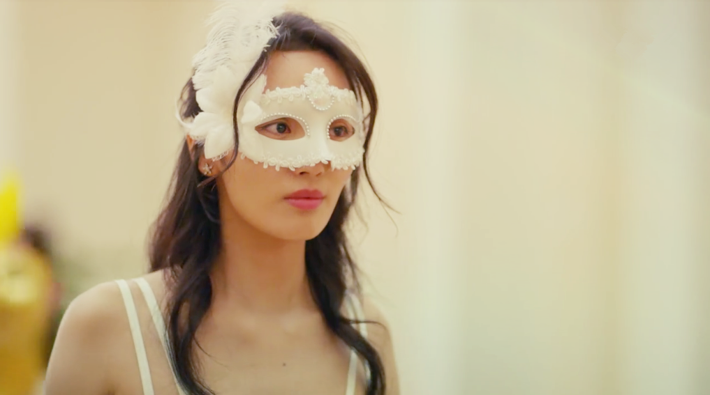 王紫璇在《黄金瞳》里身材高挑腿部修长，个子竟比张艺兴还要高