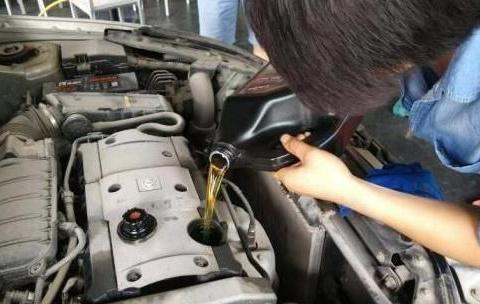 车子跑到5000公里必须要换一次机油？别傻了