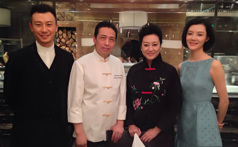 车晓和妈妈王丽云近照，母女俩的婚姻都很失败，父亲隐藏的好深