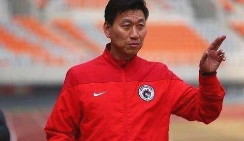 他赶上国足最好的时光,踢进了奥运会,生了个儿