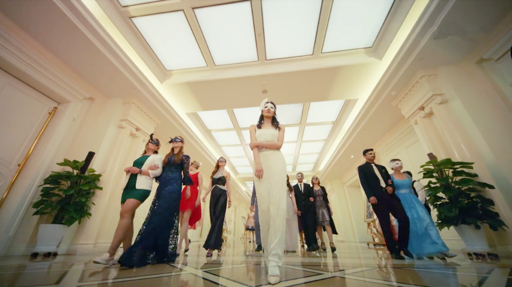 王紫璇在《黄金瞳》里身材高挑腿部修长，个子竟比张艺兴还要高