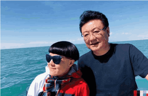 这对夫妻都是央视主持, 妻子52岁仍是童颜, 两人最萌身高差超甜