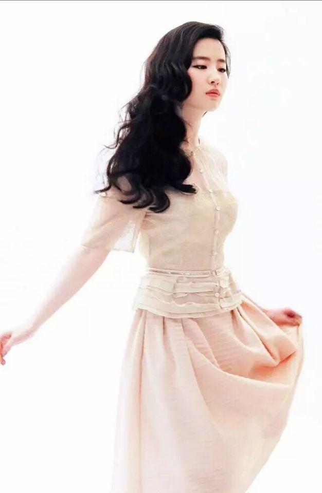 刘亦菲早年拍杂志写真,无敌的侧颜杀,纯天然美女无误了!