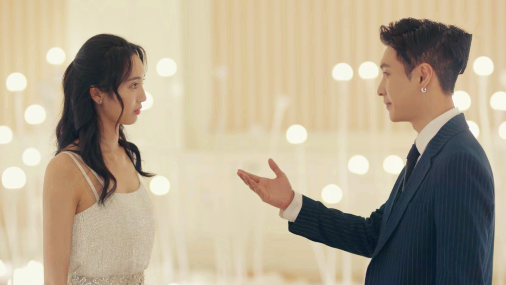 王紫璇在《黄金瞳》里身材高挑腿部修长，个子竟比张艺兴还要高