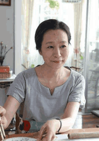 63岁奚美娟全家近照: 高龄产子仍留不住丈夫的心, 儿子帅气又孝顺