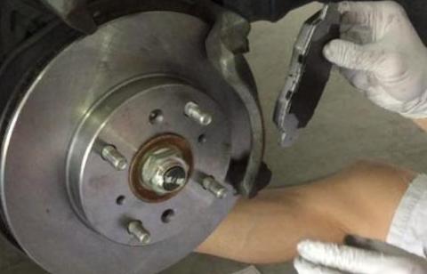 刹车片多久换一次？修车师傅：通过这几个方法去判断更为准确！