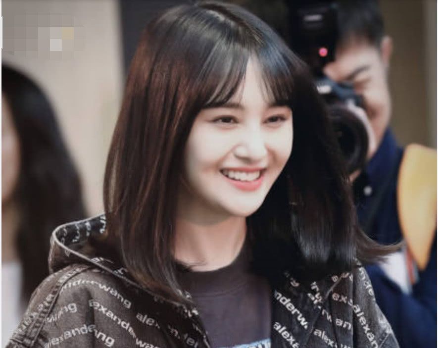 郑爽《青春斗》发布会现场自扇耳光,旁边女演