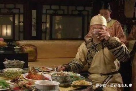 古代皇帝吃饭,每道菜吃过三口之后就被太监撤掉,这是为何?