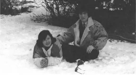 著名主持人李咏患癌离世,与妻子哈文的甜蜜爱情画上悲痛句号