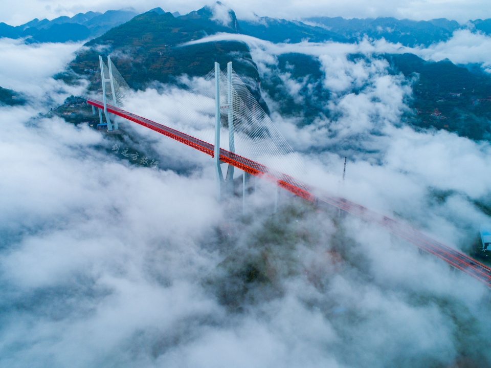 世界第一高桥北盘江大桥云海缭绕似仙境,如同在云端上
