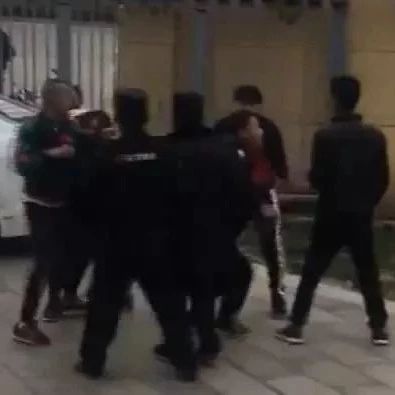 昆明李先生在家门口被群殴,3人提着刀!有人说是物管干的