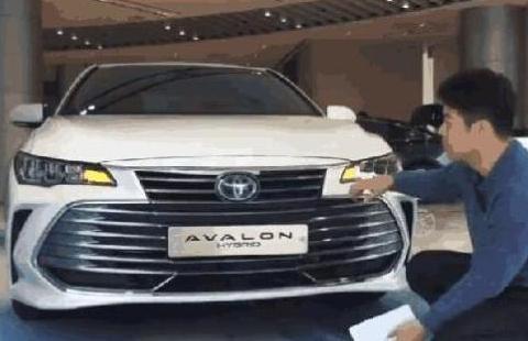 丰田亮出杀手锏，黑色车身相当帅气，轴距2870mm