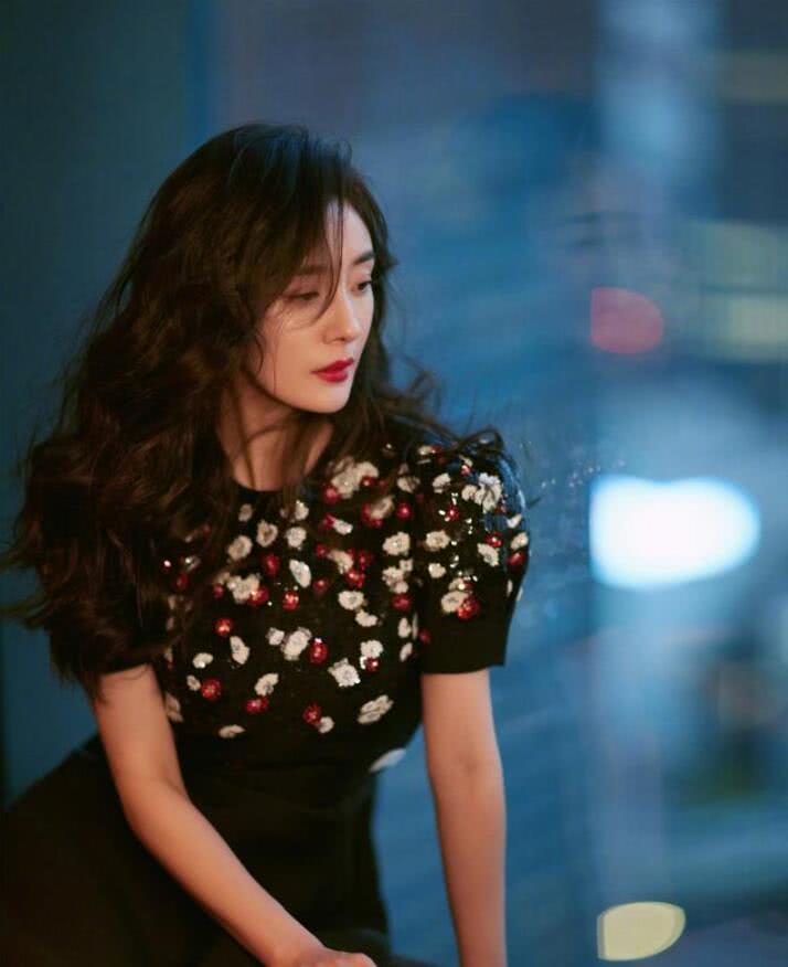 赵薇与杨幂光脚出境!一位自然随性一位性感迷