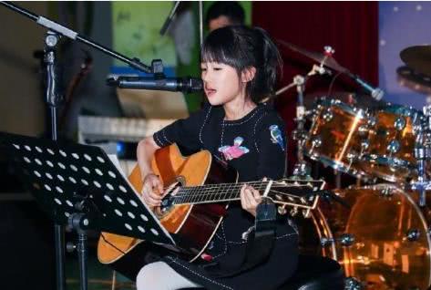 陆毅女儿近照,五官精致越长越美,多才多艺惹人