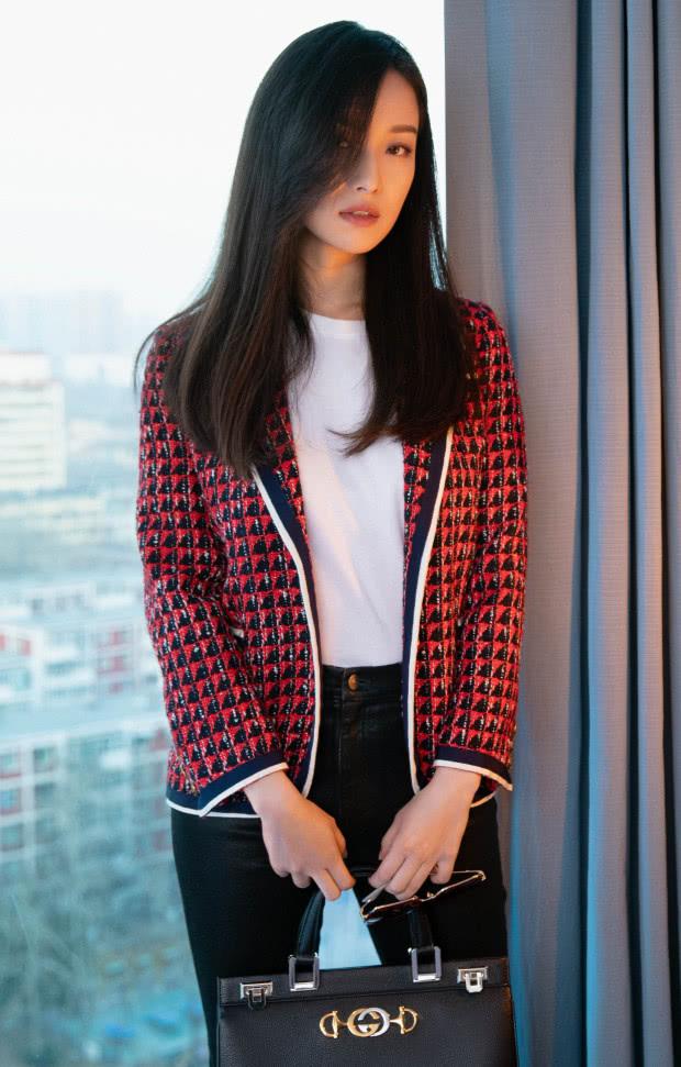 红色西装配牛仔裤腿精倪妮的职场ol风时髦迷人