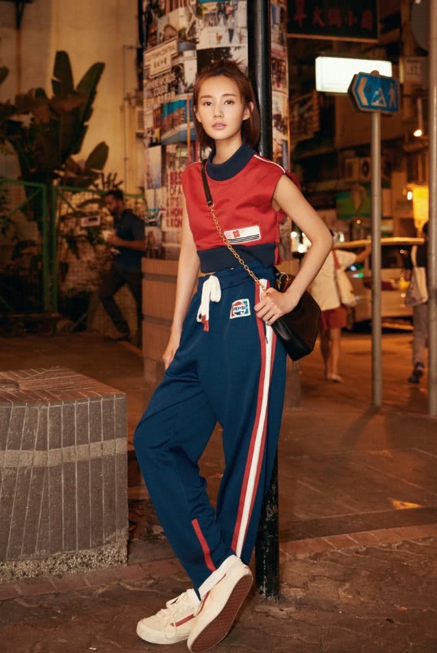 165的李一桐,穿一身红色运动装很酷美,却因一