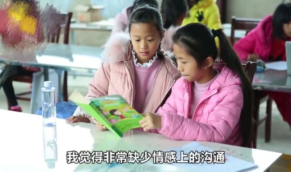 小学生让外面打工的爸爸,过年回家不要买票,骑带灯的滑板车回来