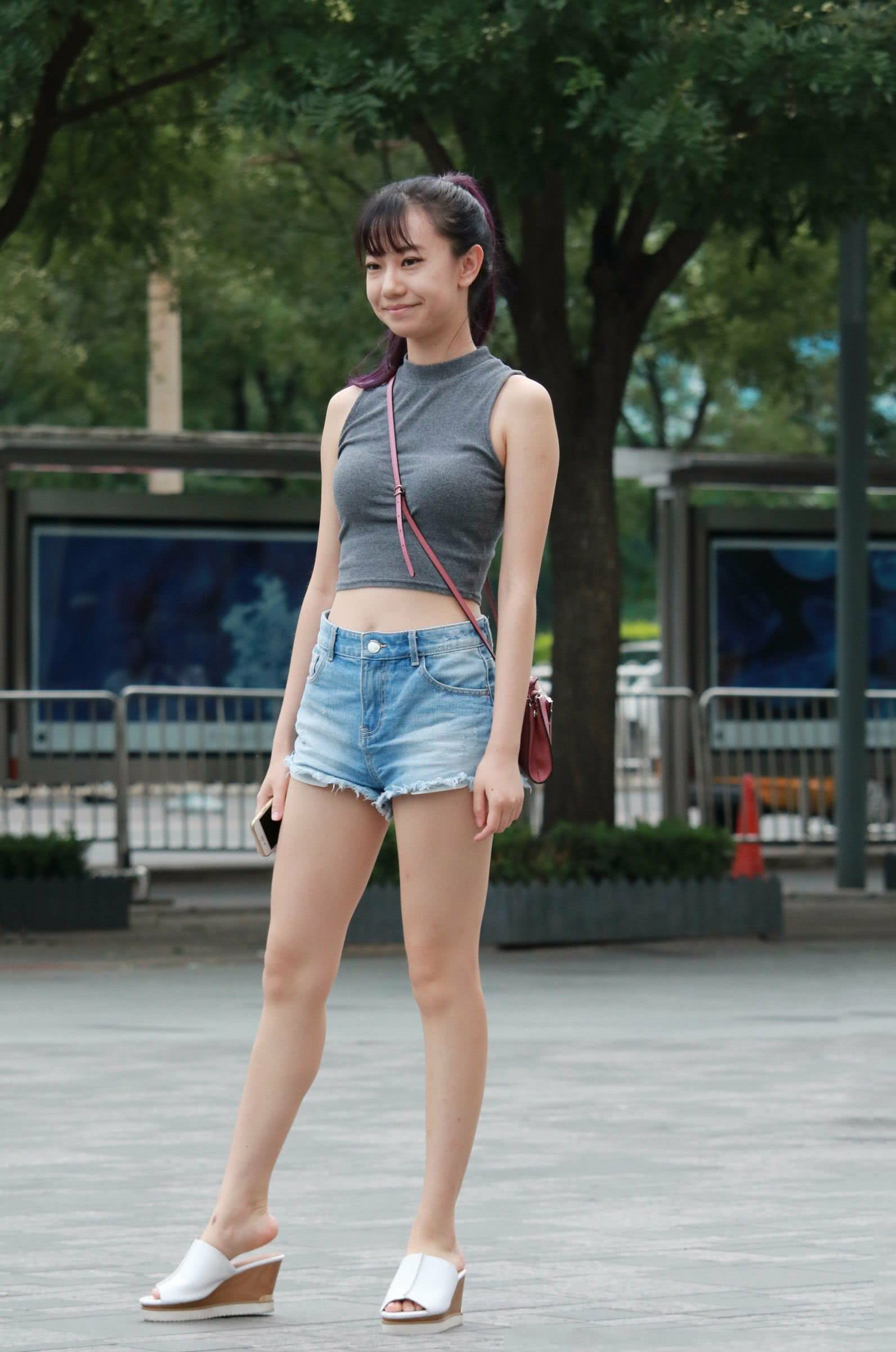 街拍:青春活力的小姐姐,紧身衣斜肩包秀美腿,楚楚动人