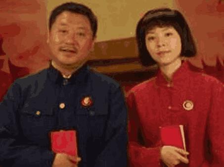 56岁范伟一家近照, 小6岁老婆美若天仙, 儿子颜值一言难尽