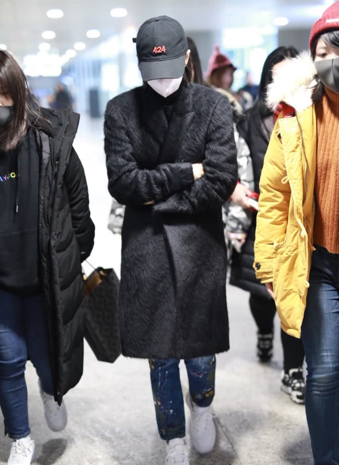 别傻傻穿纯色牛仔裤，试试宋茜的“染料裤”，看着脏穿着却时尚！