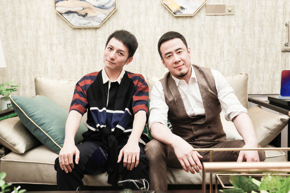 杨坤大秀西装look,狂野绅士无缝对接,没想到可爱手机壳意外抢镜 杨坤大秀西装look,狂野绅士无缝对接,没想到可爱手机壳意外抢镜