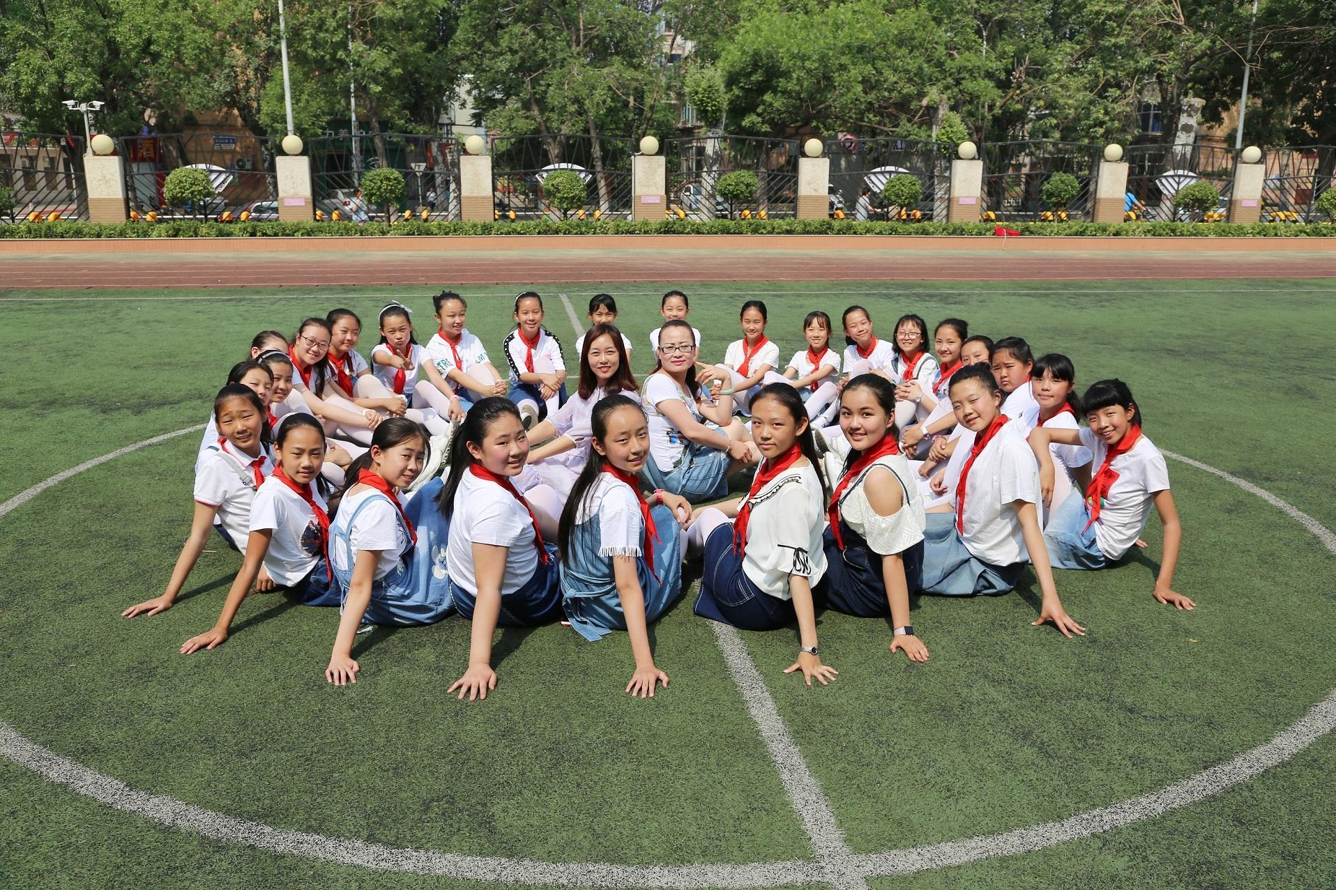 太原桃园小学六年一班的毕业照火遍朋友圈了!