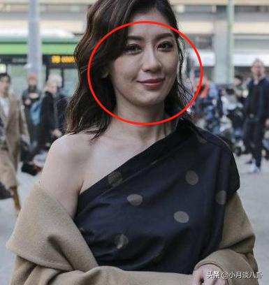 粉丝偶遇贾静雯，一脸皱纹却依然优雅，粉丝表示终于相信她老了