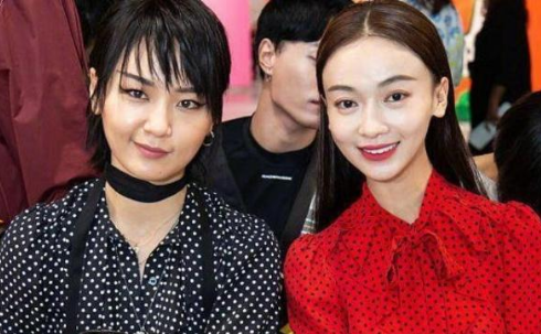 为啥都说别和吴谨言一起拍照?张嘉倪都输了,最后一张笑出声! 为啥都说别和吴谨言一起拍照?张嘉倪都输了,最后一张笑出声!