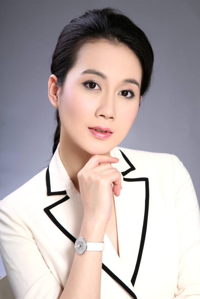她出道21年不温不火，被称为“坏女人专业户”，42岁知性优雅