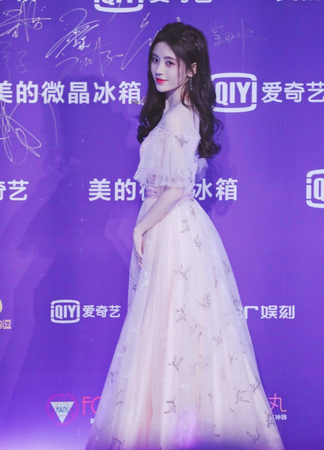 鞠婧祎放弃保守,穿