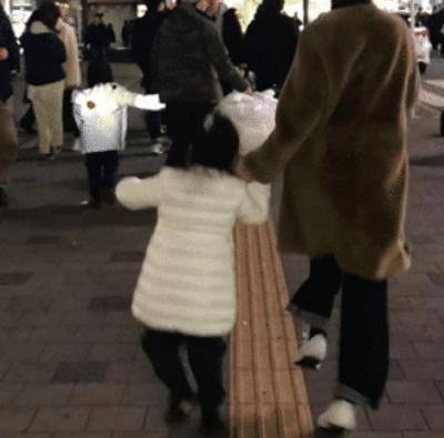 孙俪一家夹娃娃日常,母女嘚瑟逛街,东西全让邓