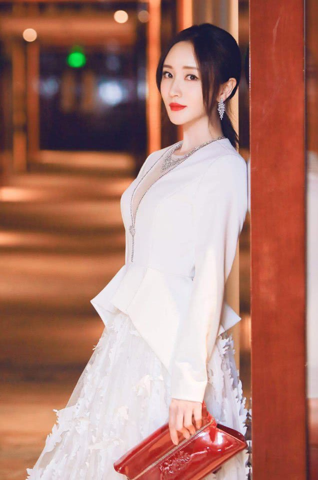真是厉害了赵予熙，穿白色套装大显性感身材，女生都会心动