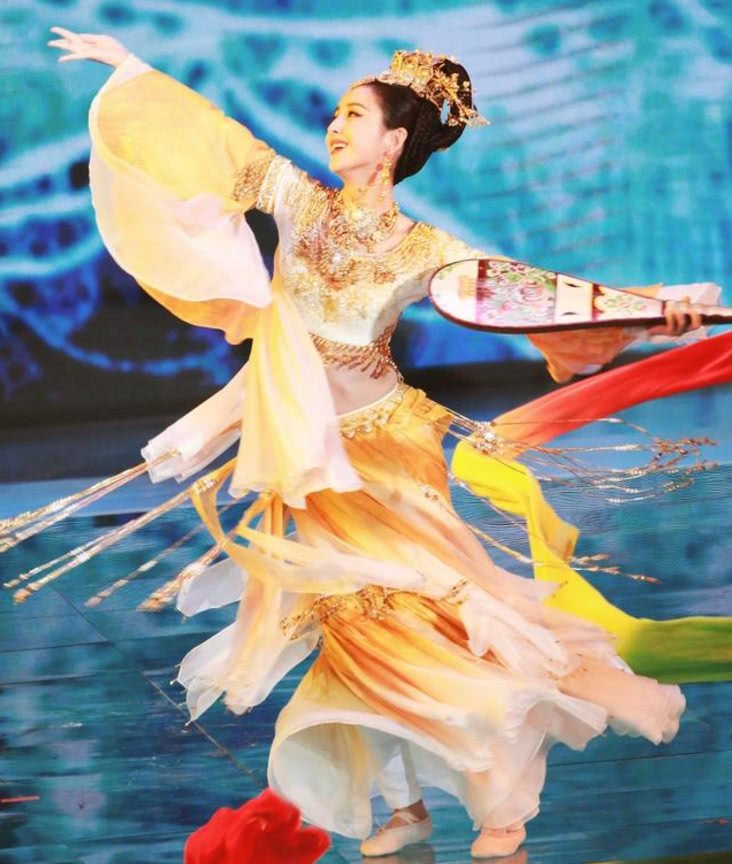 央视御用古舞女星,佟丽娅飞天舞宛若画中来,网友:最美新疆美人|央视
