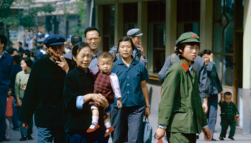 图为70年代的街头,那时百姓衣服色彩主要以深色系为主,穿的也都很朴素